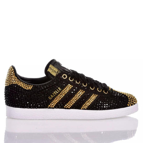 Sneaker nera Gazelle custom con strass dorati e dettagli artigianali, stile unico e lussuoso
