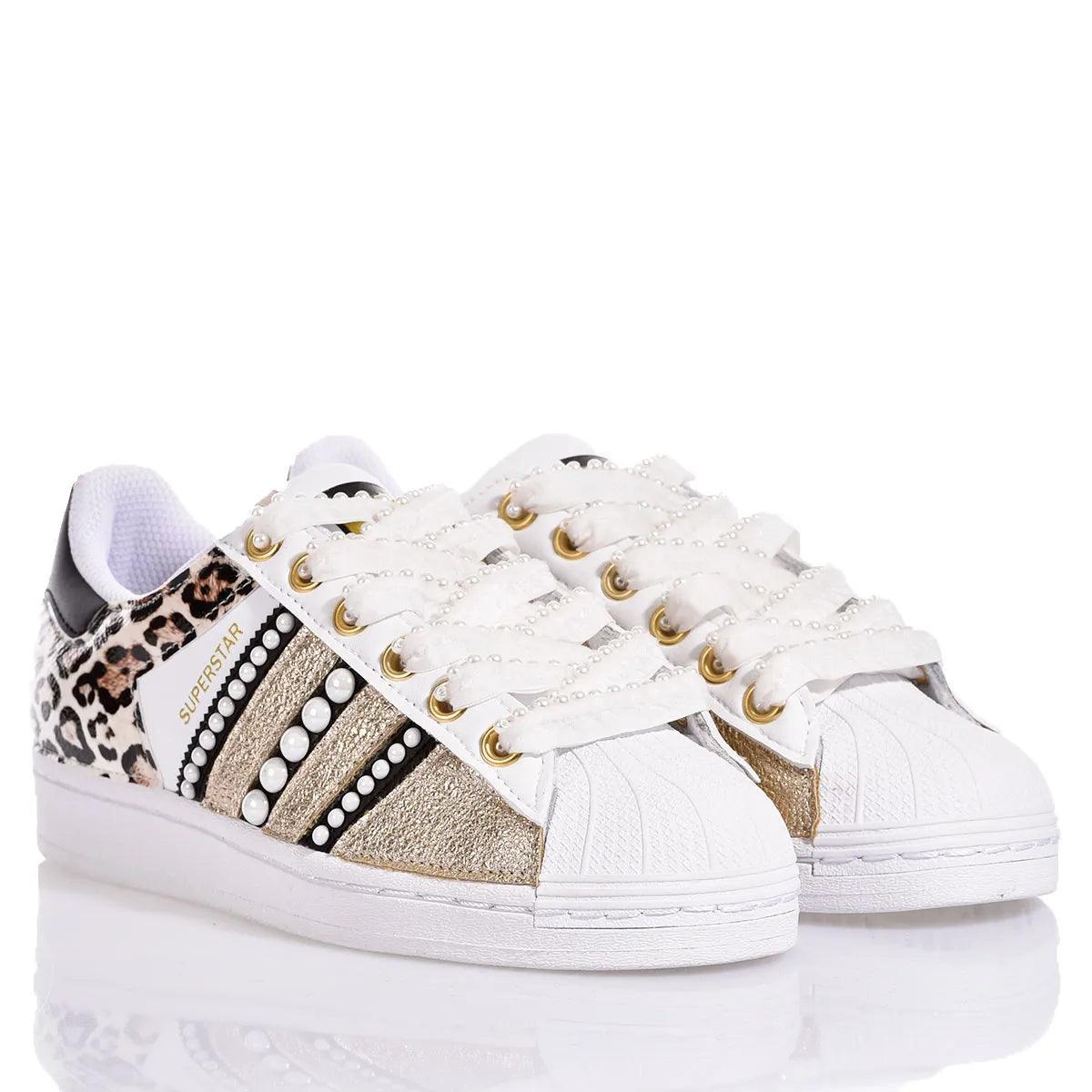 Sneakers Superstar bianche con dettagli leopardo, perle e strass dorati, stile customizzato