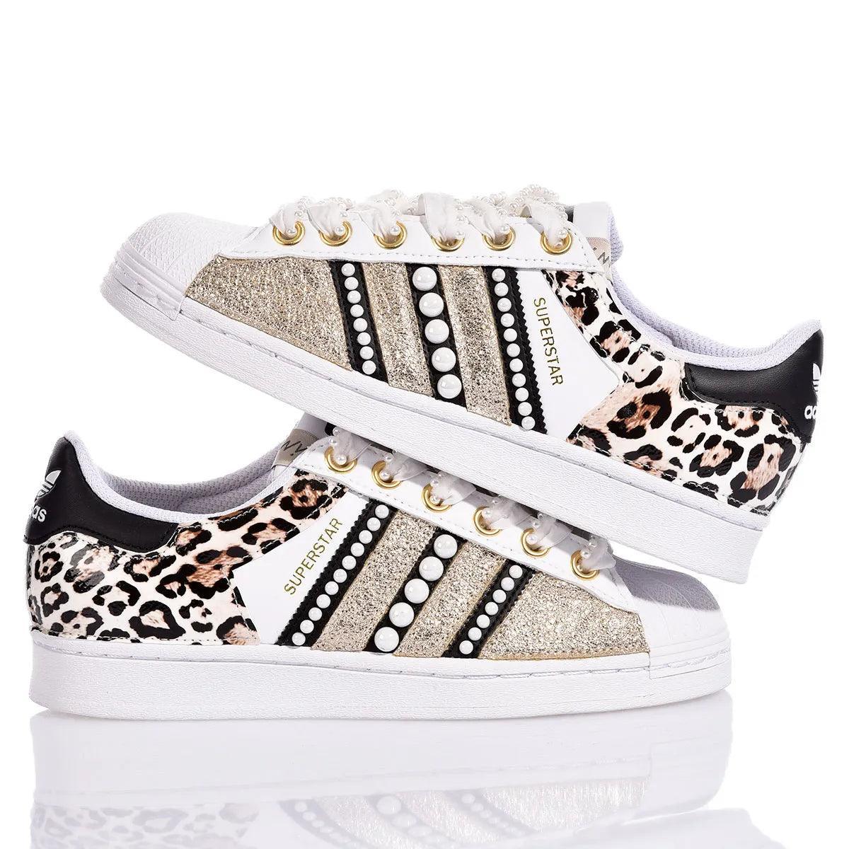 Sneakers Superstar custom con stampa leopardo, glitter e perle, stile unico artigianale