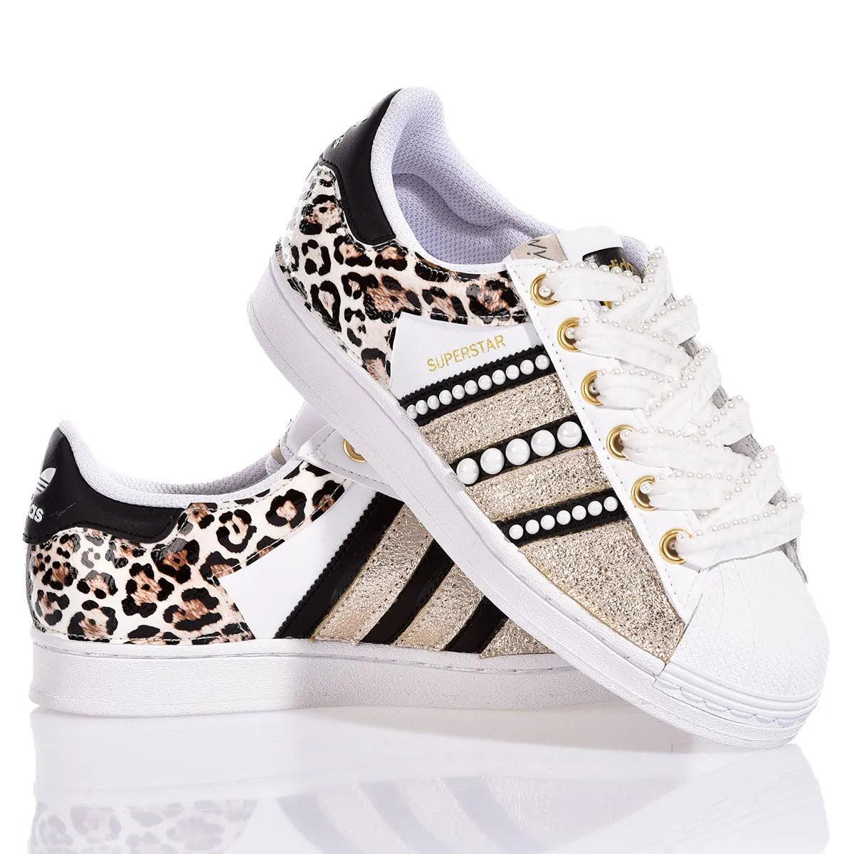 Sneakers Superstar custom con stampa leopardo, strass e perle, stile unico artigianale