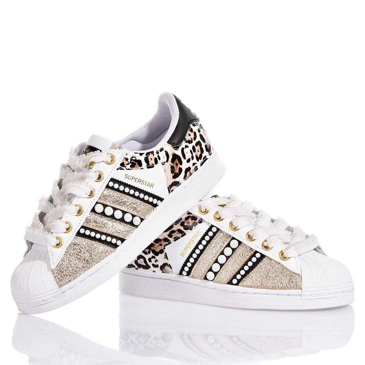 Sneakers Superstar customizzate con stampa leopardo, strass e dettagli dorati, stile unico artigianale
