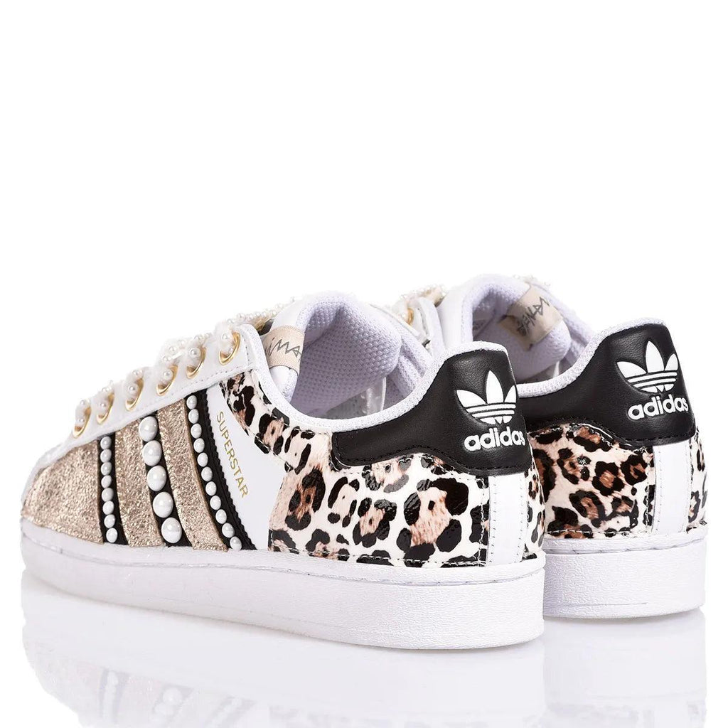 Sneakers Adidas Superstar custom con stampa leopardo, perle e dettagli dorati