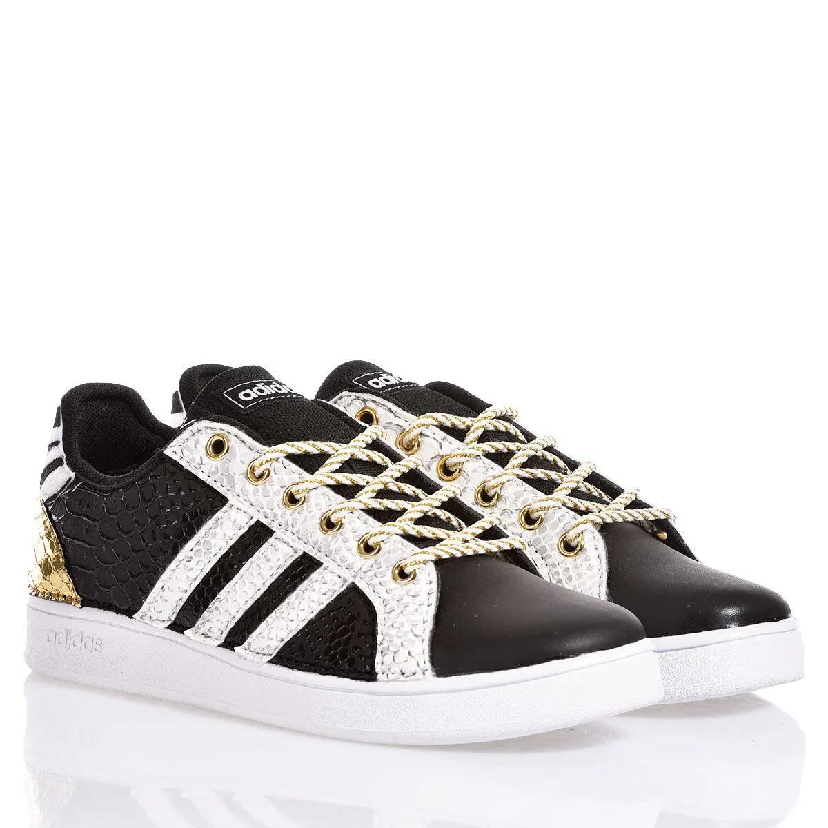 Sneakers Adidas customizzate nere e bianche con dettagli oro e lacci intrecciati