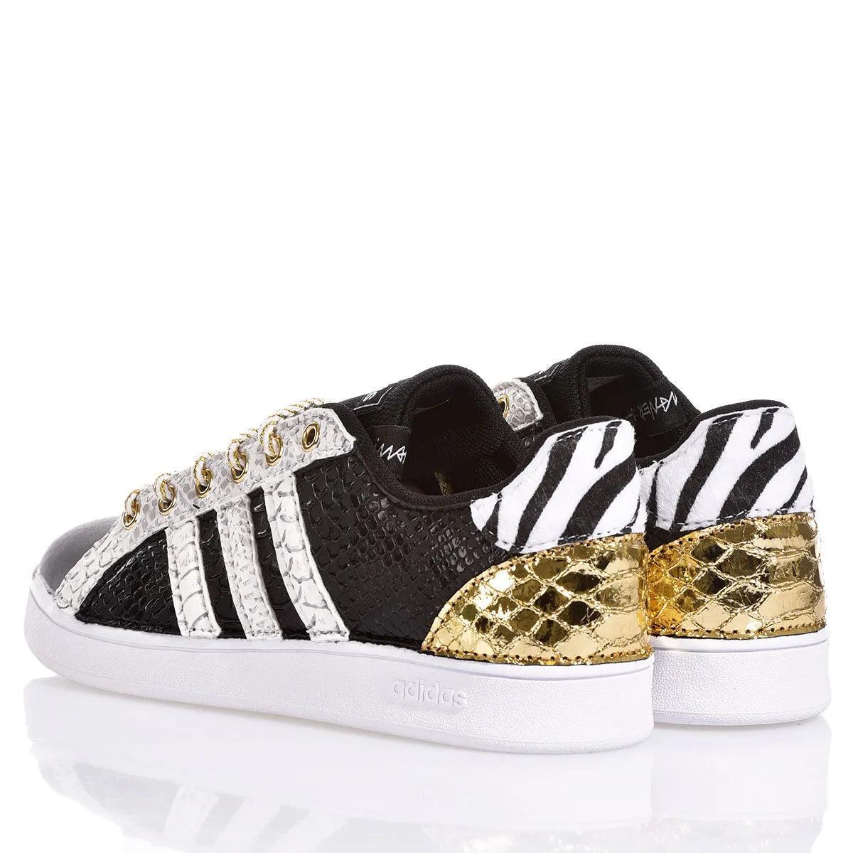 Sneakers customizzate con stampa zebrata e dettagli oro, suola bianca e lacci metallici