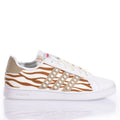 Sneaker bianca con stampa zebra e perle, lacci satinati, design custom artigianale
