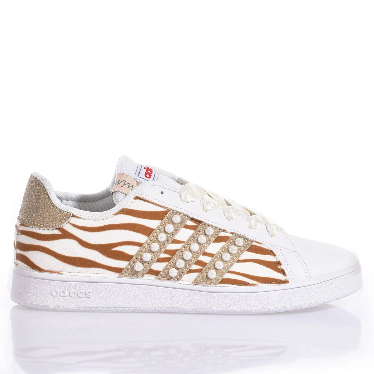 Sneaker bianca con stampa zebra e perle, lacci satinati, design custom artigianale