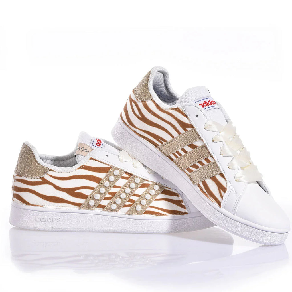 Sneakers Adidas custom con stampa zebra e perle, lacci in raso, stile unico artigianale