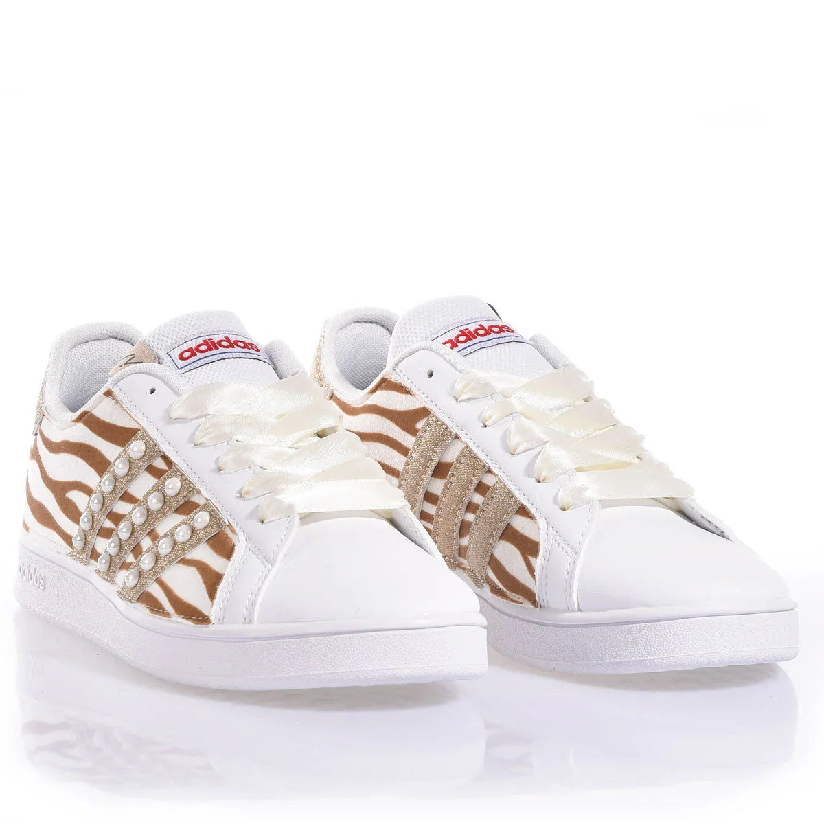 Sneakers bianche con stampa zebra e perle, lacci in raso, design customizzato artigianalmente