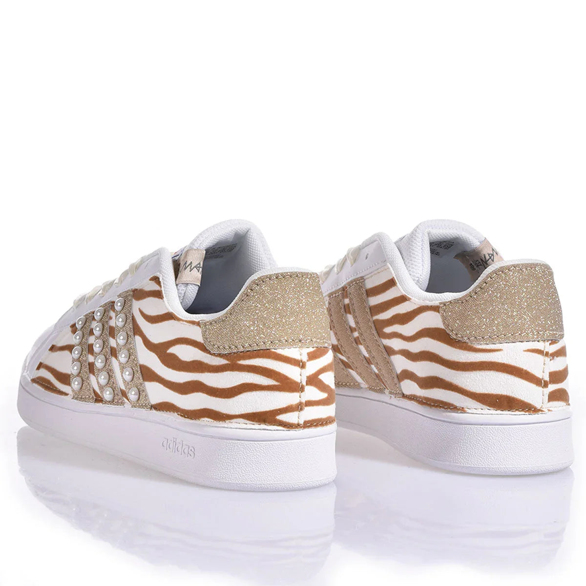 Sneakers custom con stampa zebra, perle e glitter oro su fondo bianco